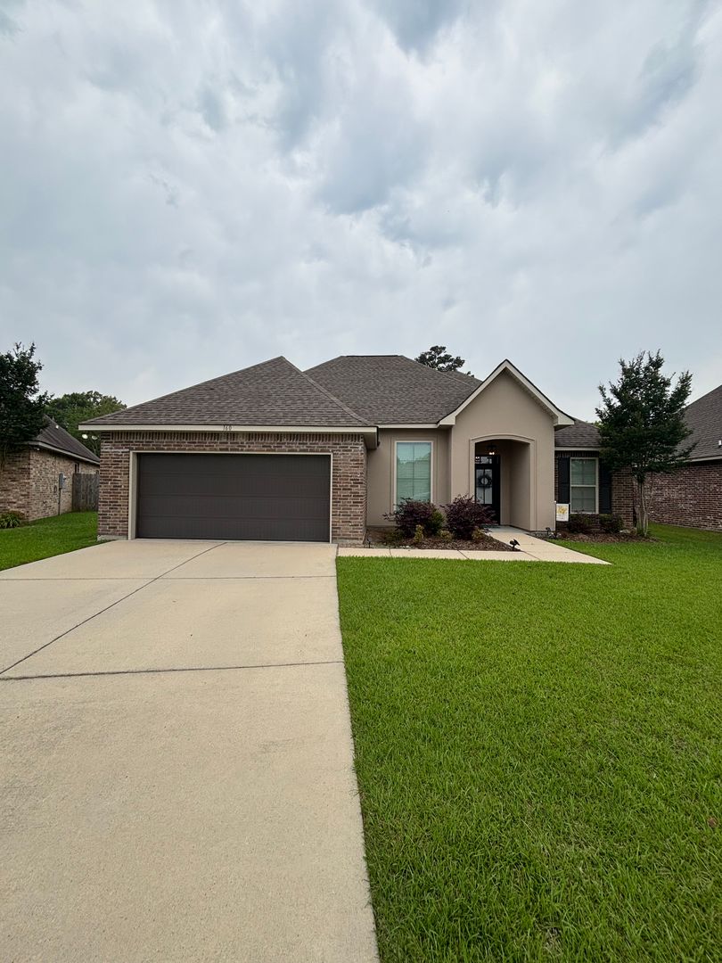 Shreveport House: 160 Gulfstream Lane