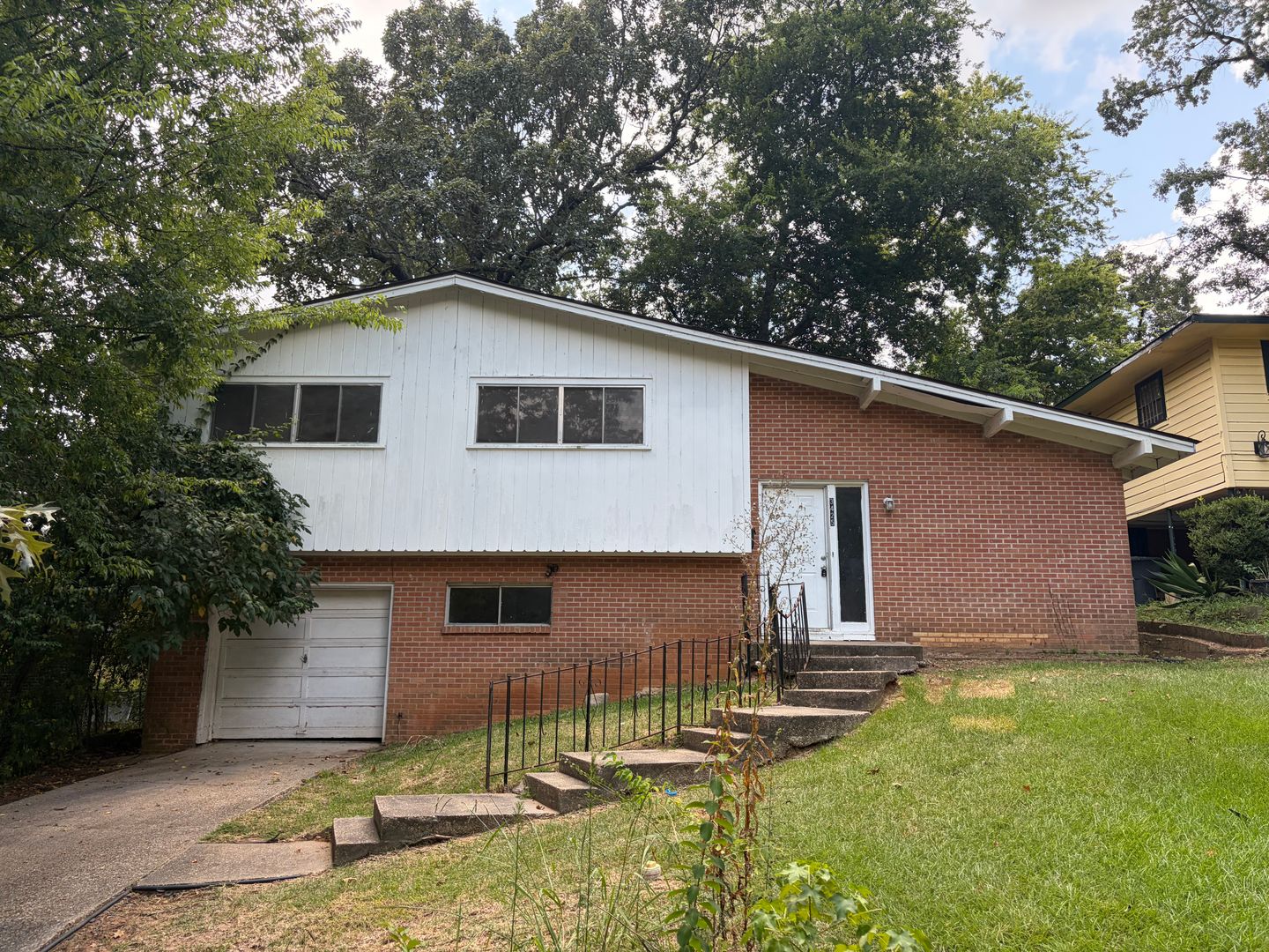 Shreveport House: 3425 Sunset Drive