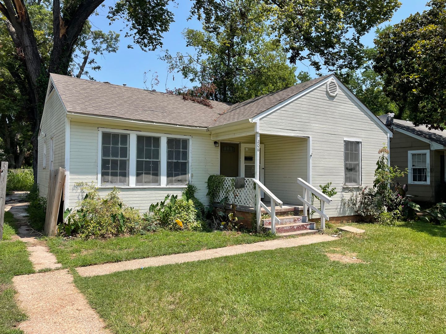 Shreveport House: 206 E McCormick Street