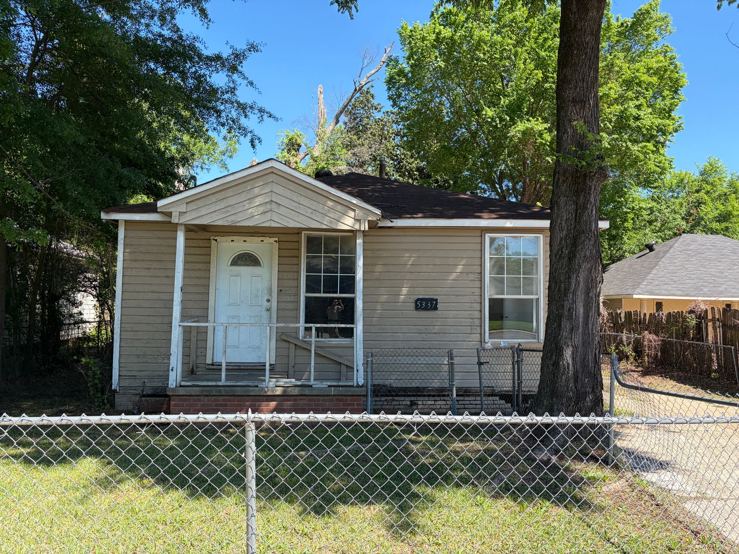 Shreveport House: 5337 Hearne Avenue