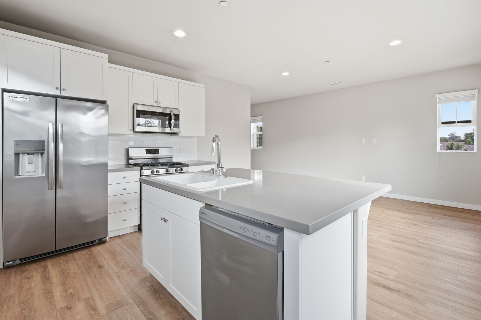 Oxnard Townhome: 700 Doris Ave