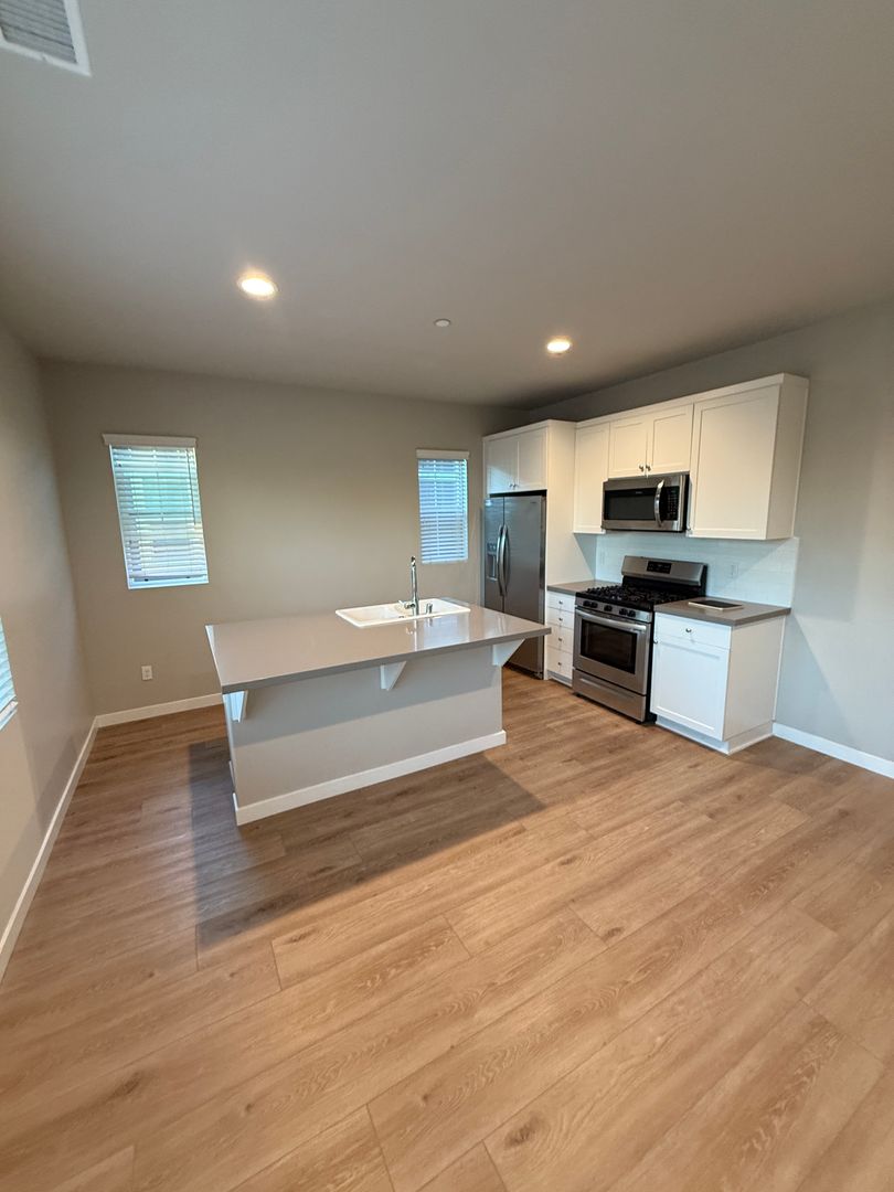 Oxnard Townhome: 700 Doris Ave