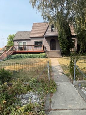 Beautiful 3 bed, 2 bath farmhouse in Colfax on 3 acres!