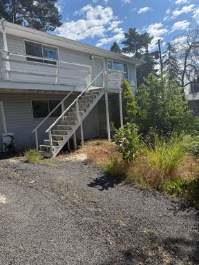 2 Bedroom 1 bath, Lower Tri Plex unit newly remodeled on Military Hill! W/S/G included.