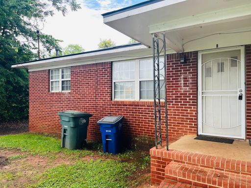 ***FIRST MONTHS RENT FREE AND NO APPLICATION FEES WITH A MOVE IN DATE 9/15 OR SOONER***WOW! Newly renovated 2 bedroom, 1 bathroom unit, minutes from Downtown Griffin! Must See!