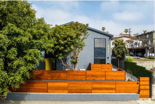 1 MONTH FREE! 2 Bed 1 Bath w/ In-Unit Laundry and Balcony in Prime Silverlake Area! – photo 1