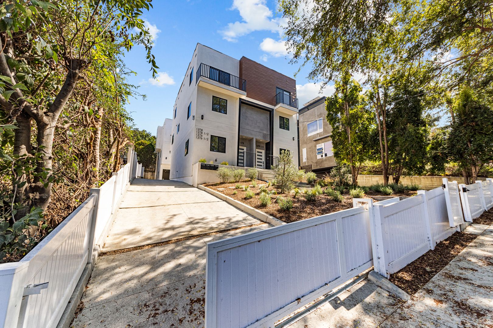 Los Angeles Apartment: 1376 Edgecliffe Dr
