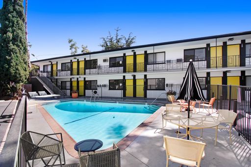 Renovated studio apartment with parking available in Burbank! – photo 1