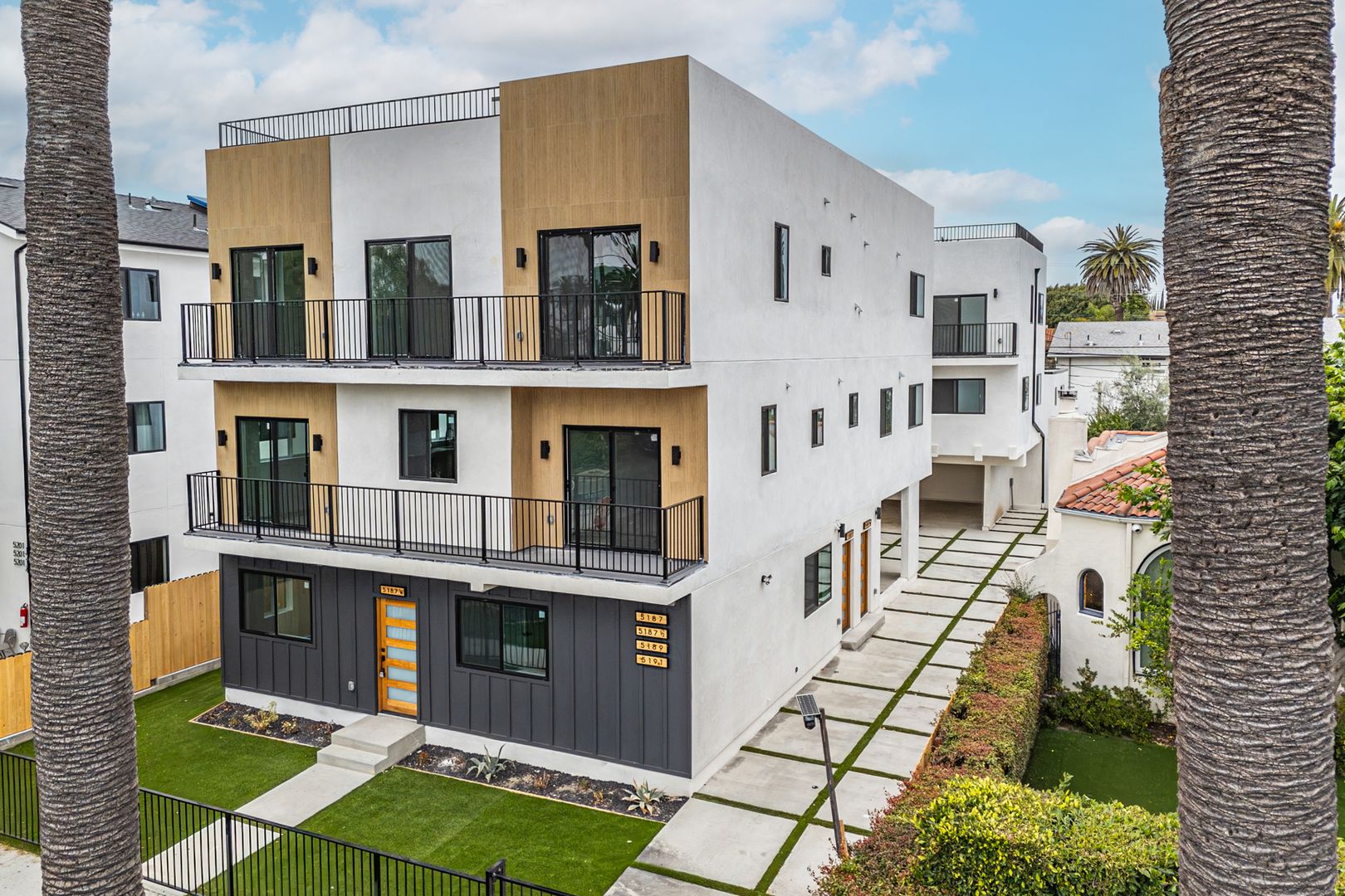 Los Angeles Apartment: 5187 W 21st St