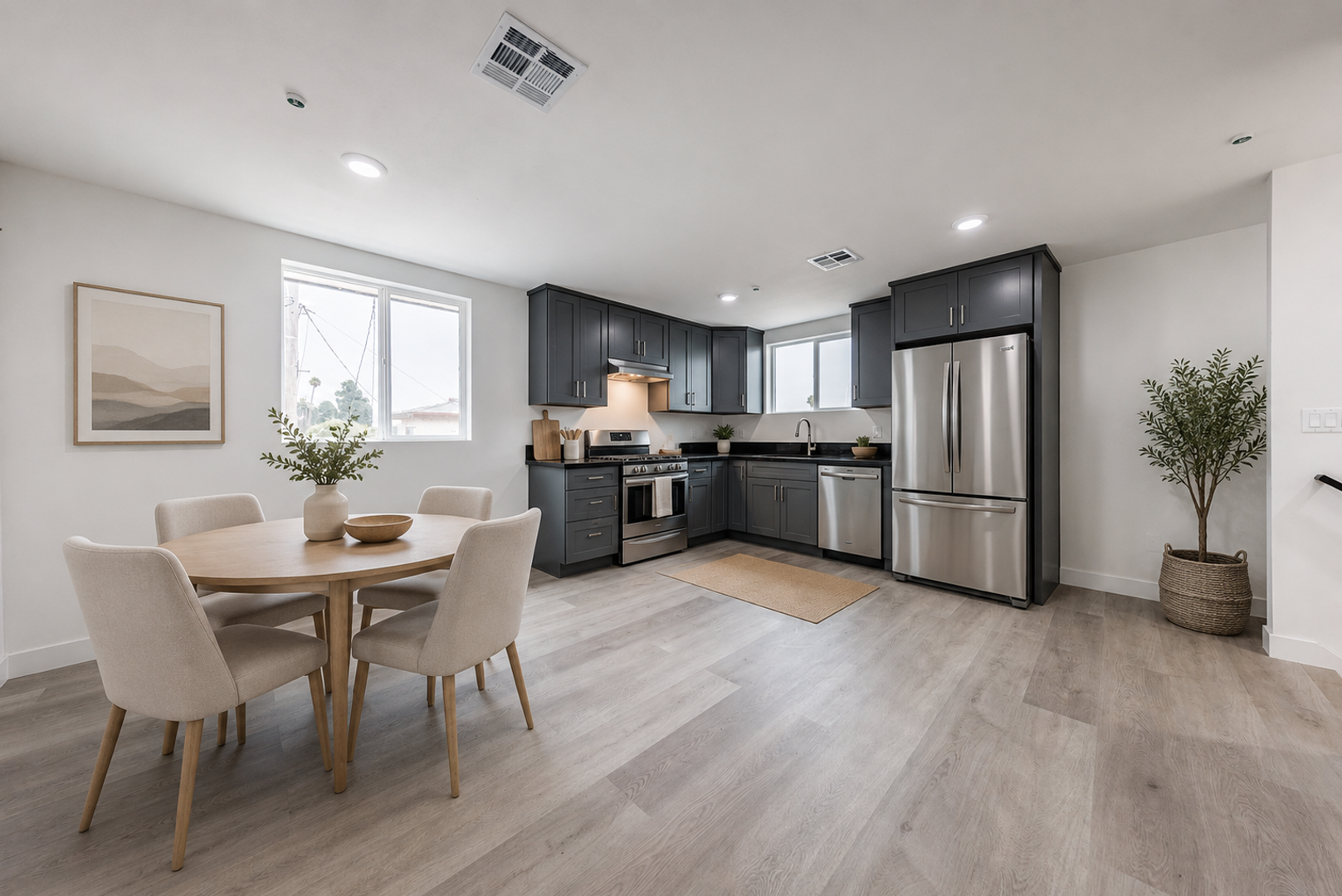 Los Angeles Apartment: 1617 W 55th St