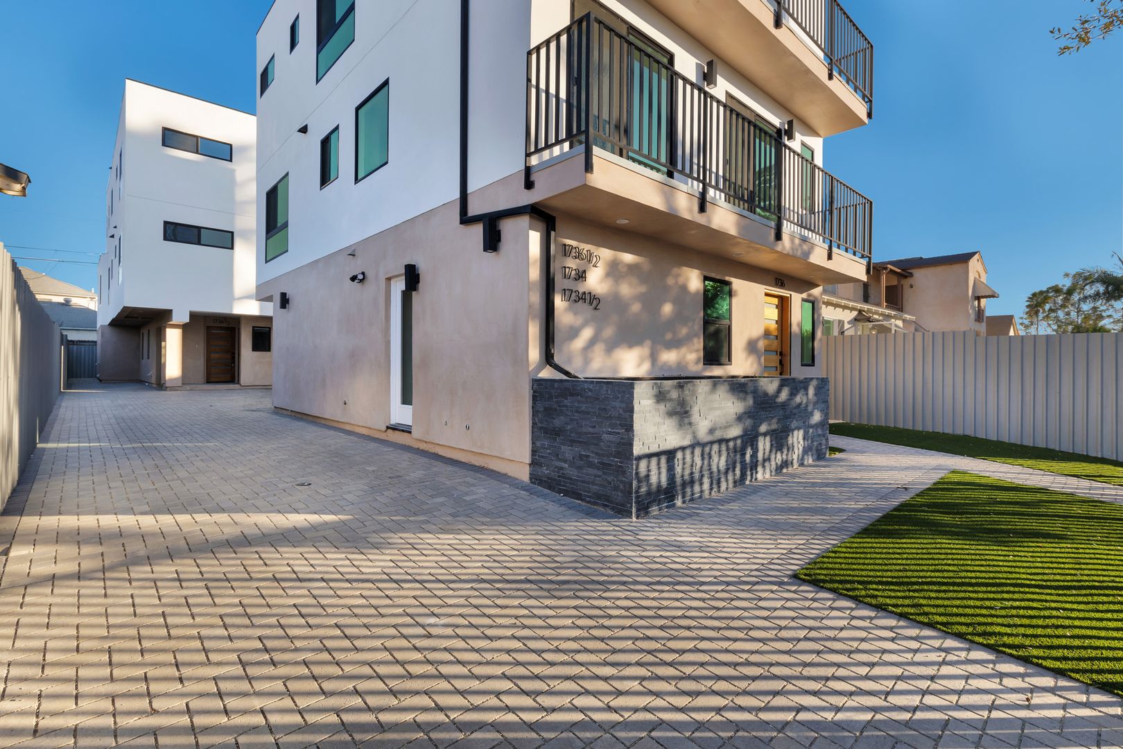 Los Angeles Apartment: 1734 Carmona Ave