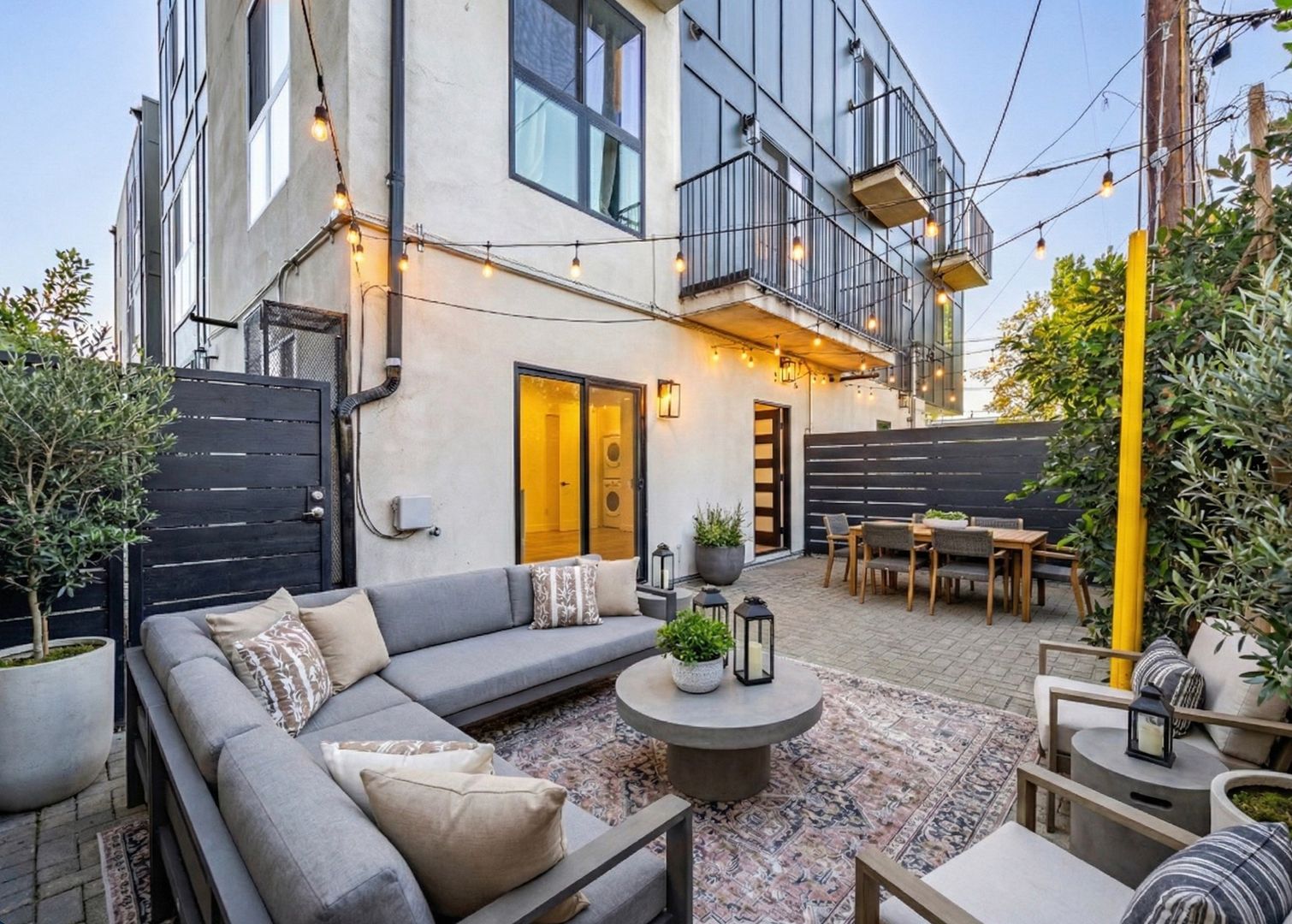 North Hollywood Apartment: 10717 Addison St