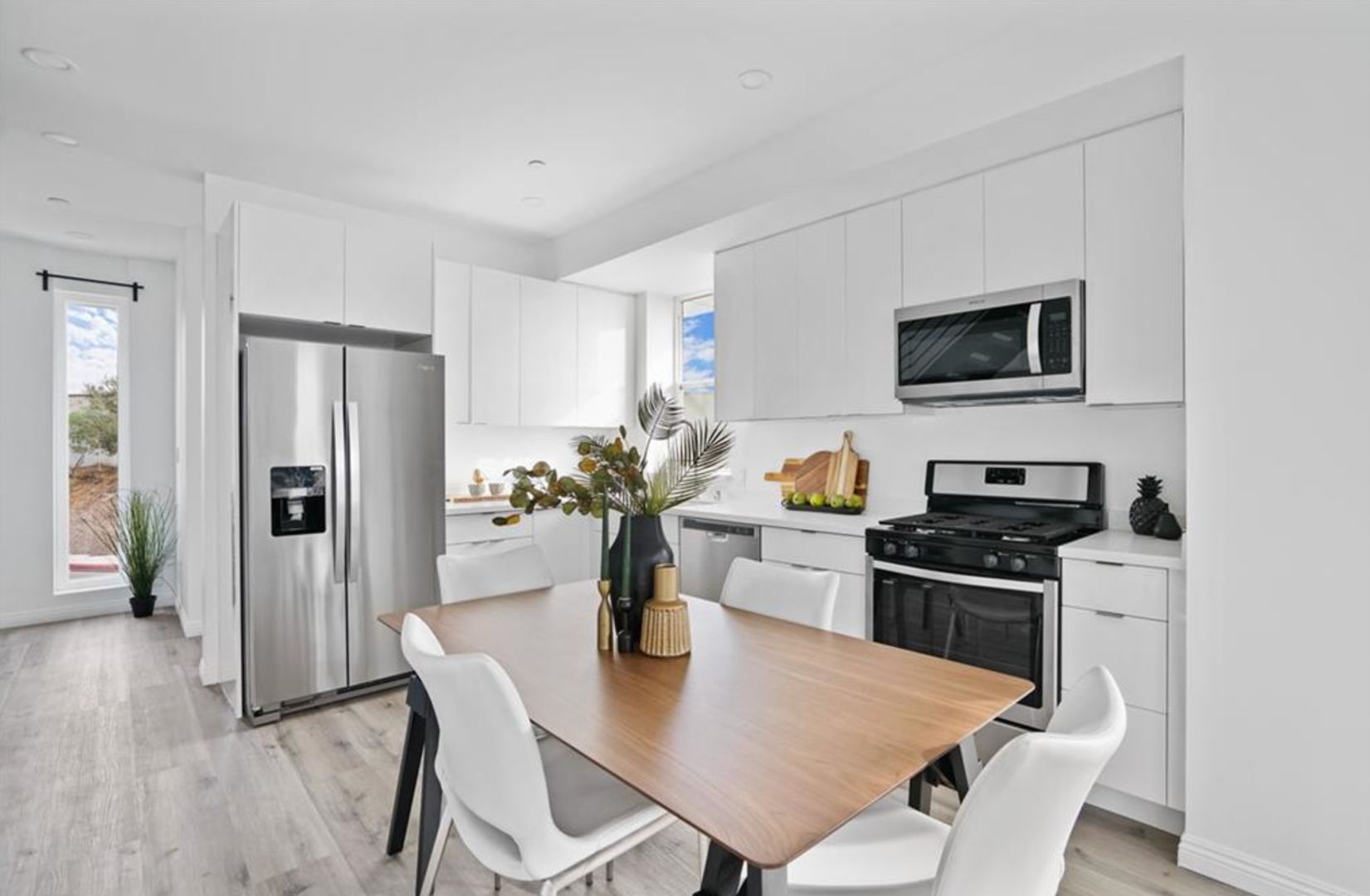 Los Angeles Apartment: 837 N Kingsley Dr