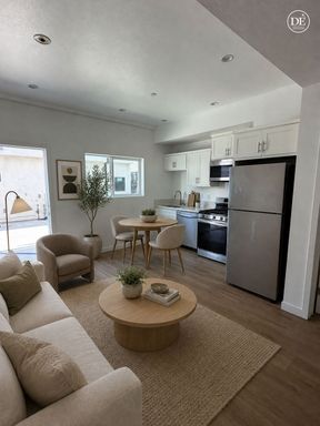 Luxury Modern 2 BR/ 2 BA w/ Parking Space – photo 1