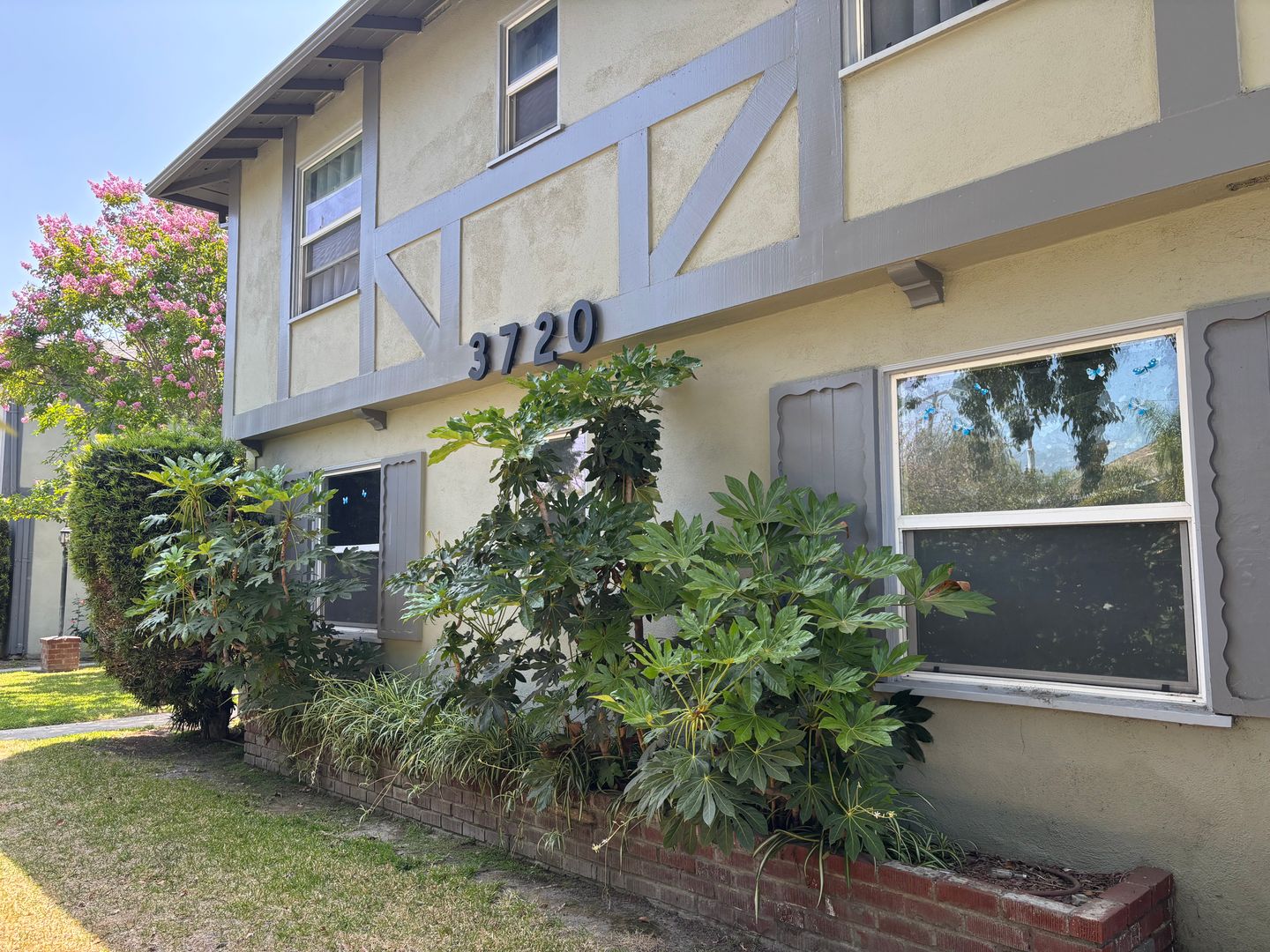 Burbank Apartment: 3718 W Chandler Blvd