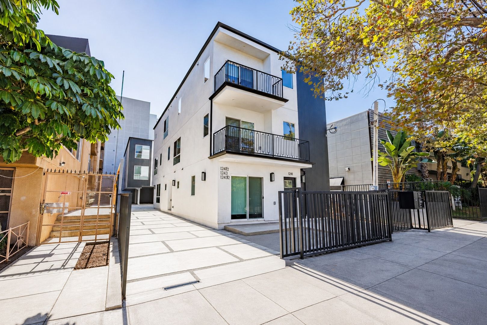 Los Angeles Apartment: 1241 N Sycamore Ave