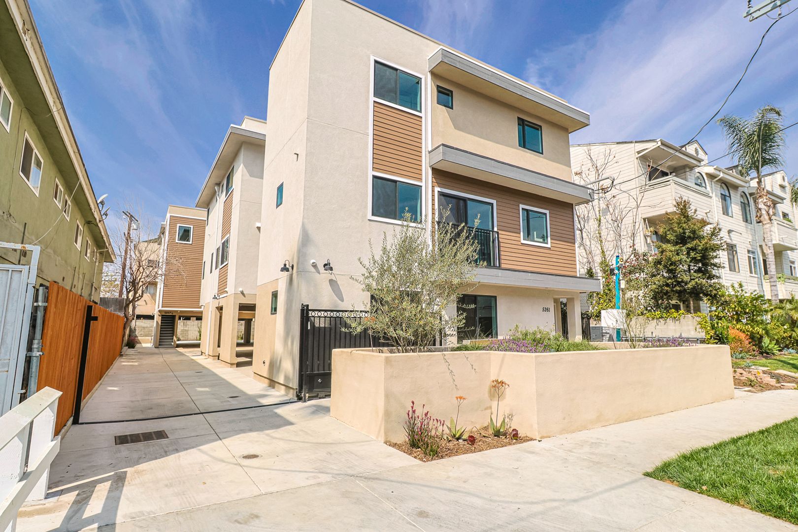 North Hollywood Apartment: 5261 Harmony Ave