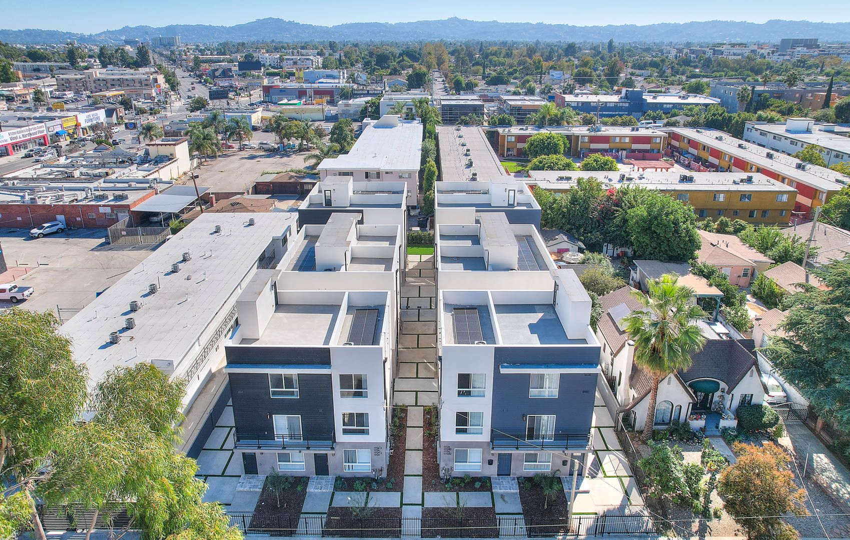 North Hollywood Apartment: 11732 Hamlin St