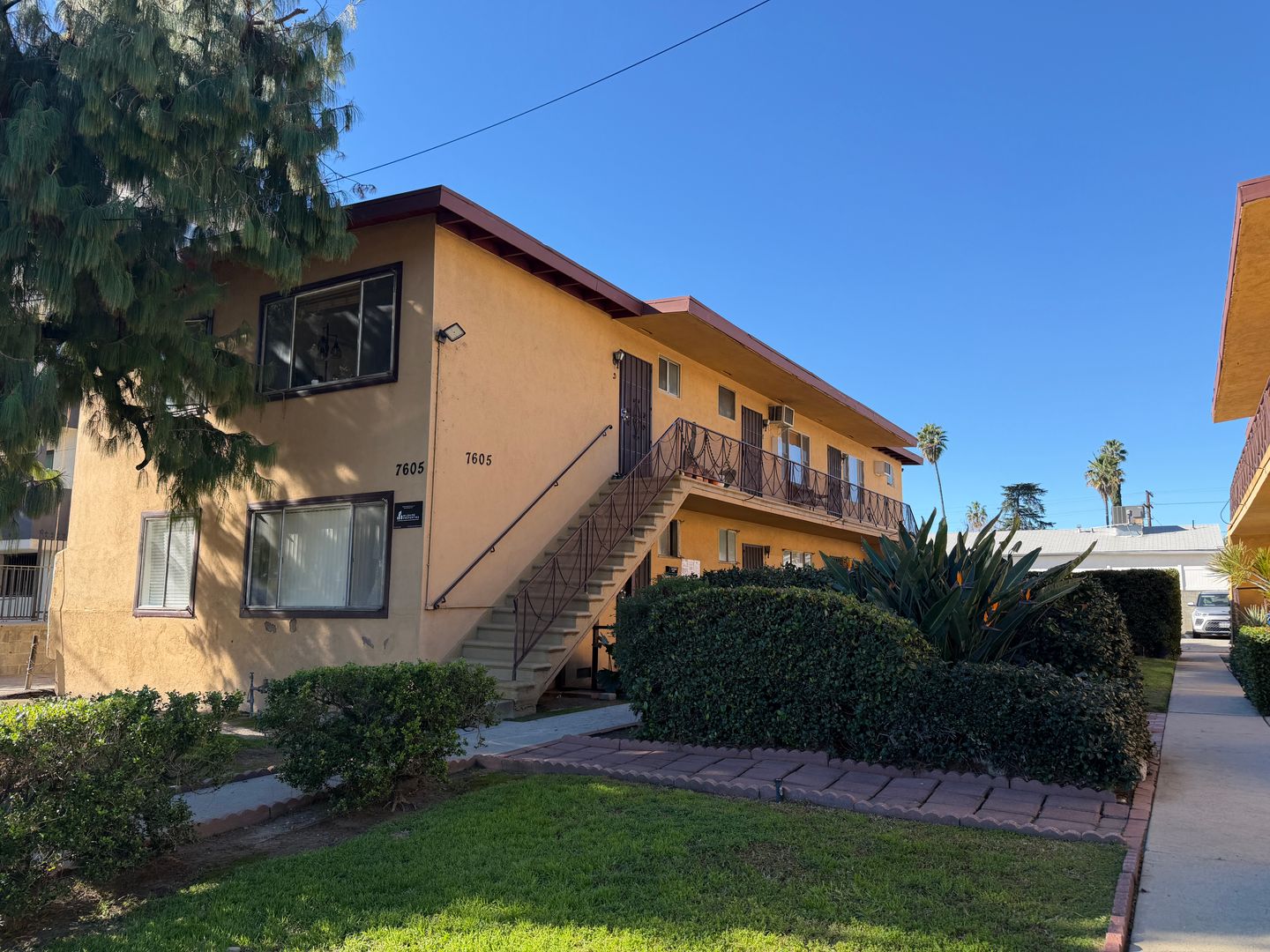 Burbank Apartment: 7605 North Hollywood Way