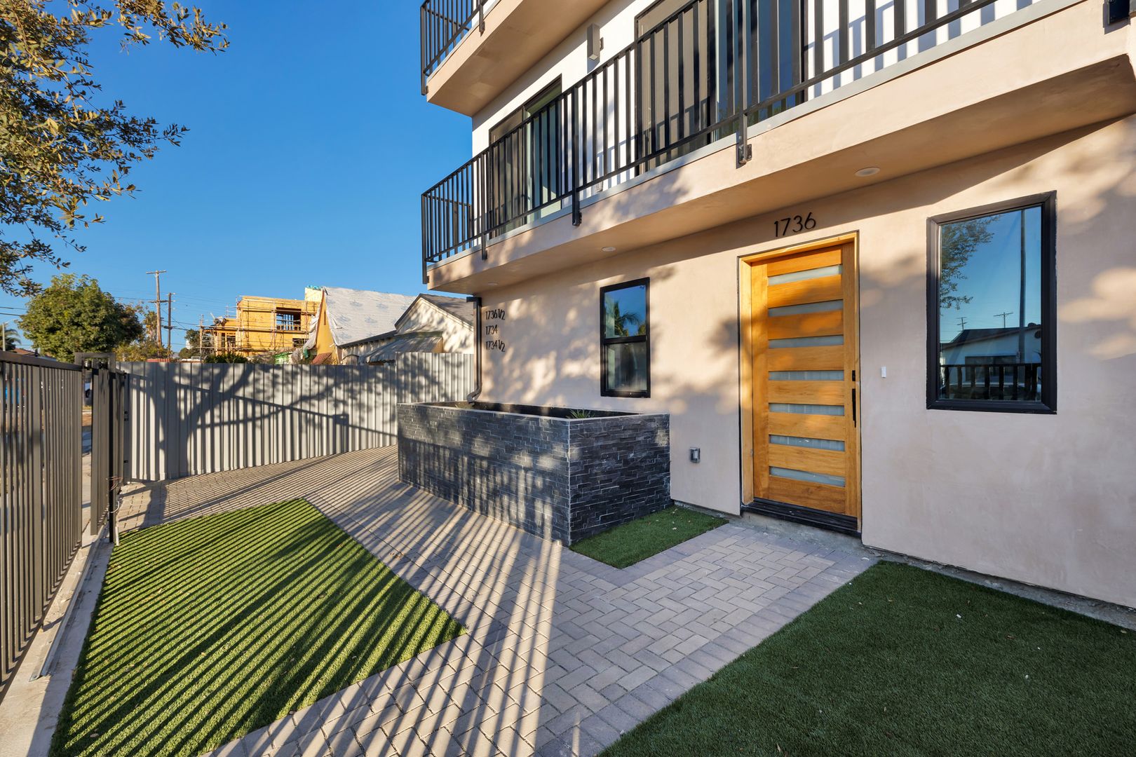 Los Angeles Apartment: 1734 Carmona Ave