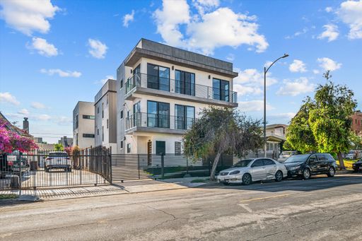 LUXURY TOWNHOUSE * HUGE BALCONY * 2 GATED PARKING * PET FRIENDLY * KOREATOWN – photo 1