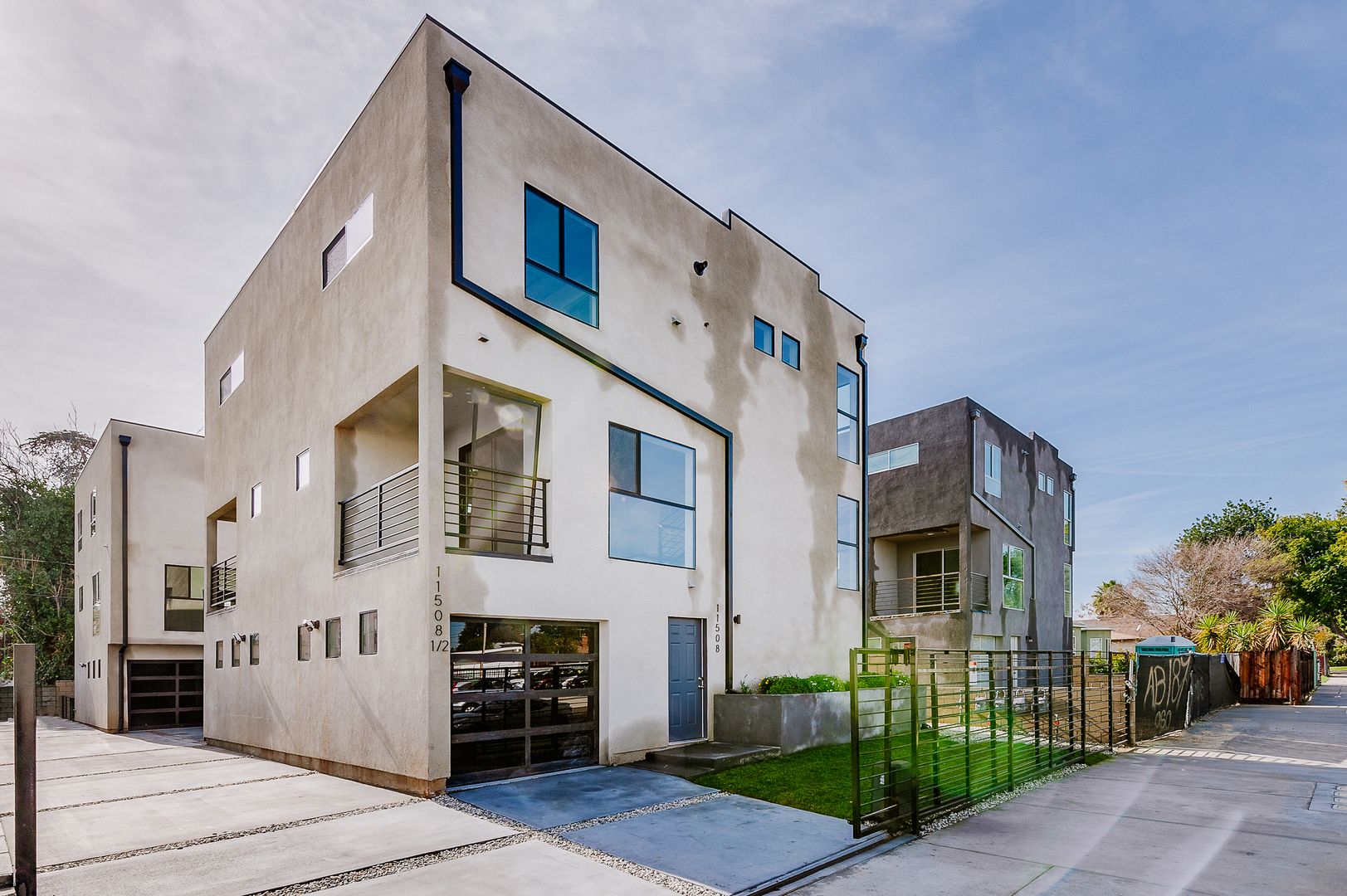 North Hollywood Apartment: 11508 Emelita St