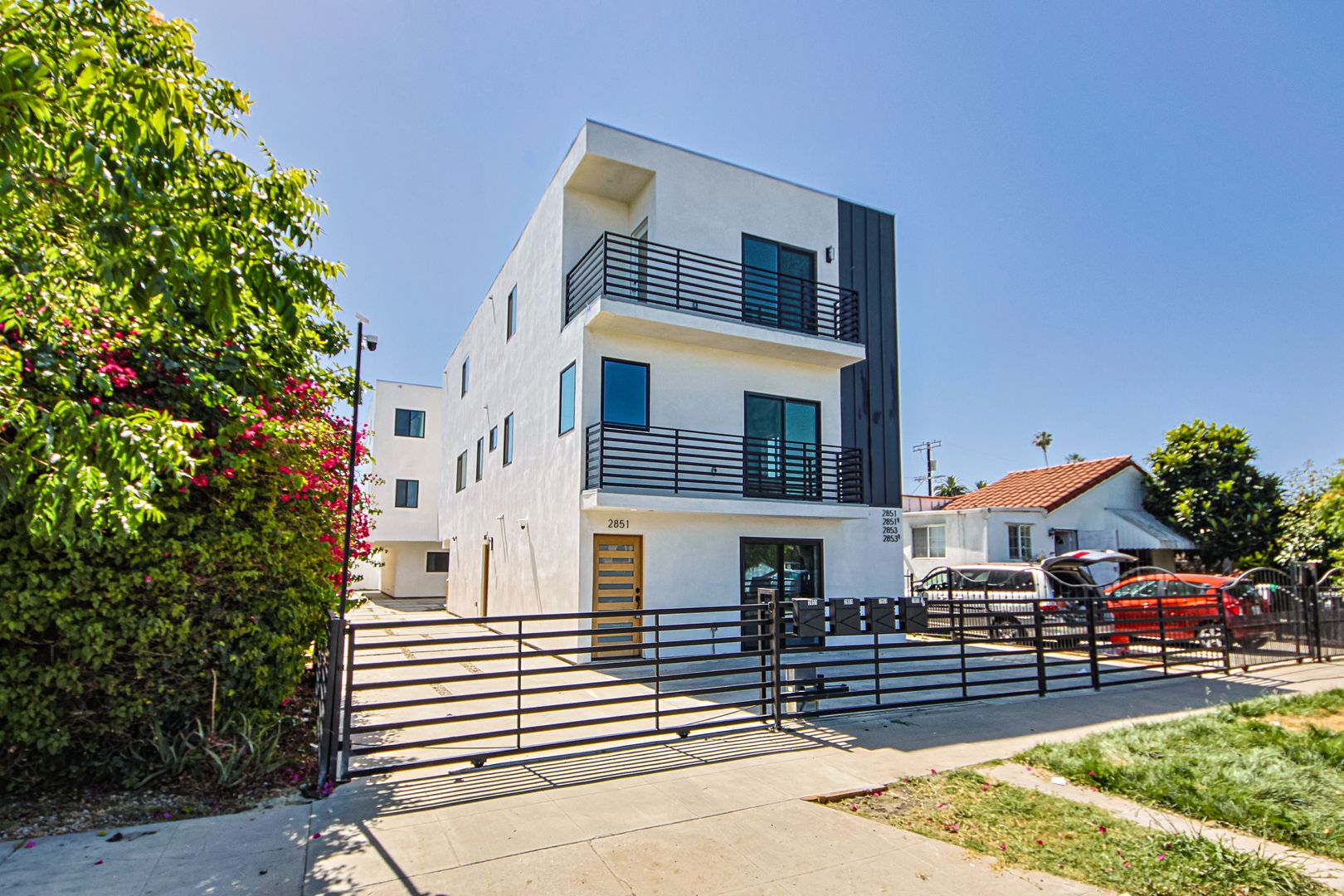 Los Angeles Apartment: 2851 S Victoria Ave
