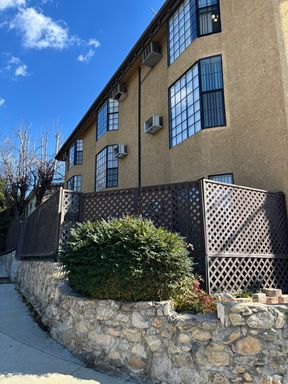 Spacious 1BR with Fireplace & In-Unit Laundry in Gated Tujunga Community