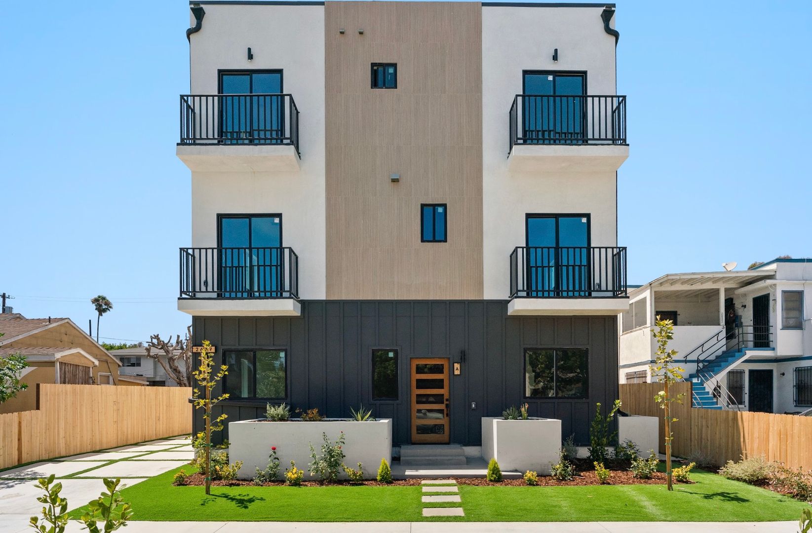 Los Angeles Townhome: 2637 S Garth Ave