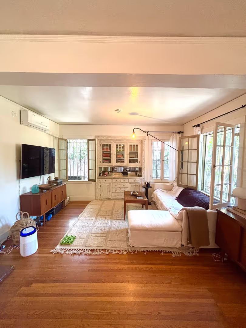 West Hollywood Apartment: 907 N Genesee Ave