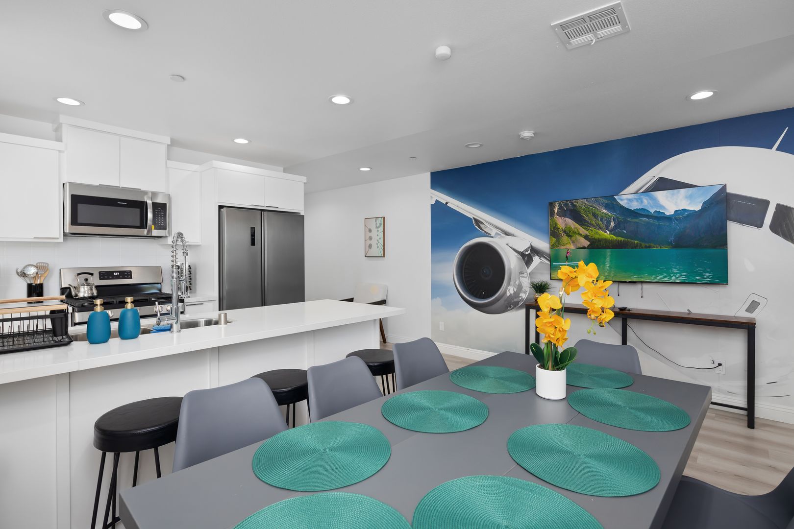 Los Angeles Apartment: 4157 S Normandie Ave