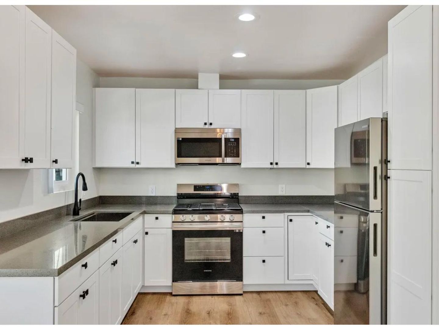 North Hollywood Apartment: 11720 Hamlin Street