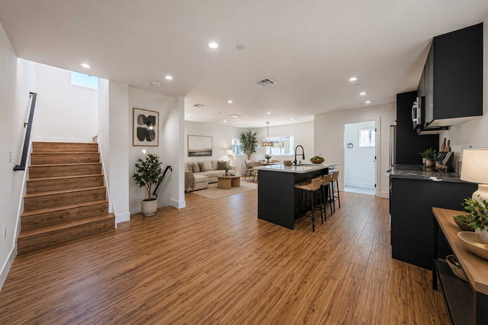 North Hollywood Apartment: 10812 Hesby Street