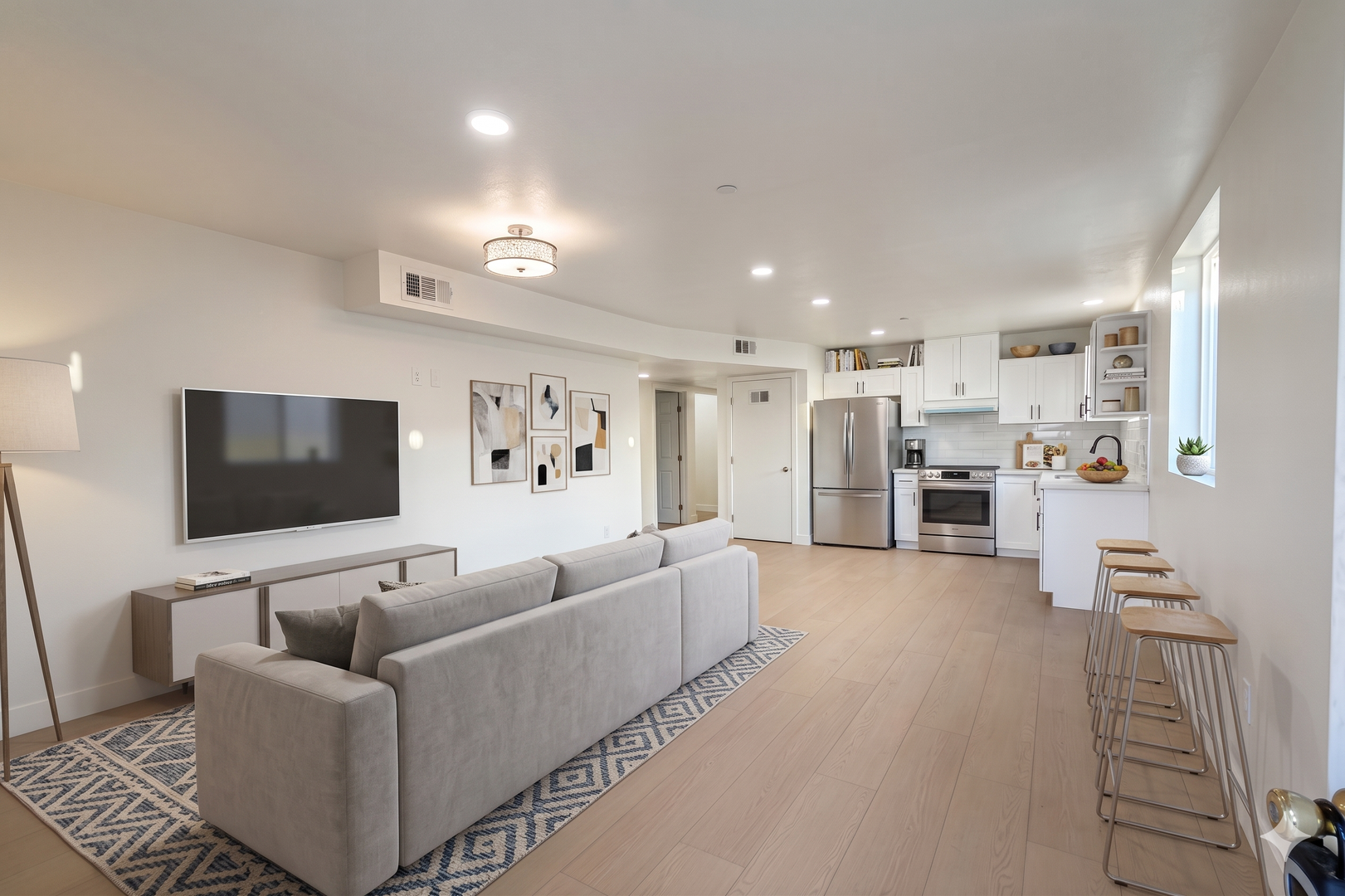 Los Angeles Apartment: 2118 E 92nd St