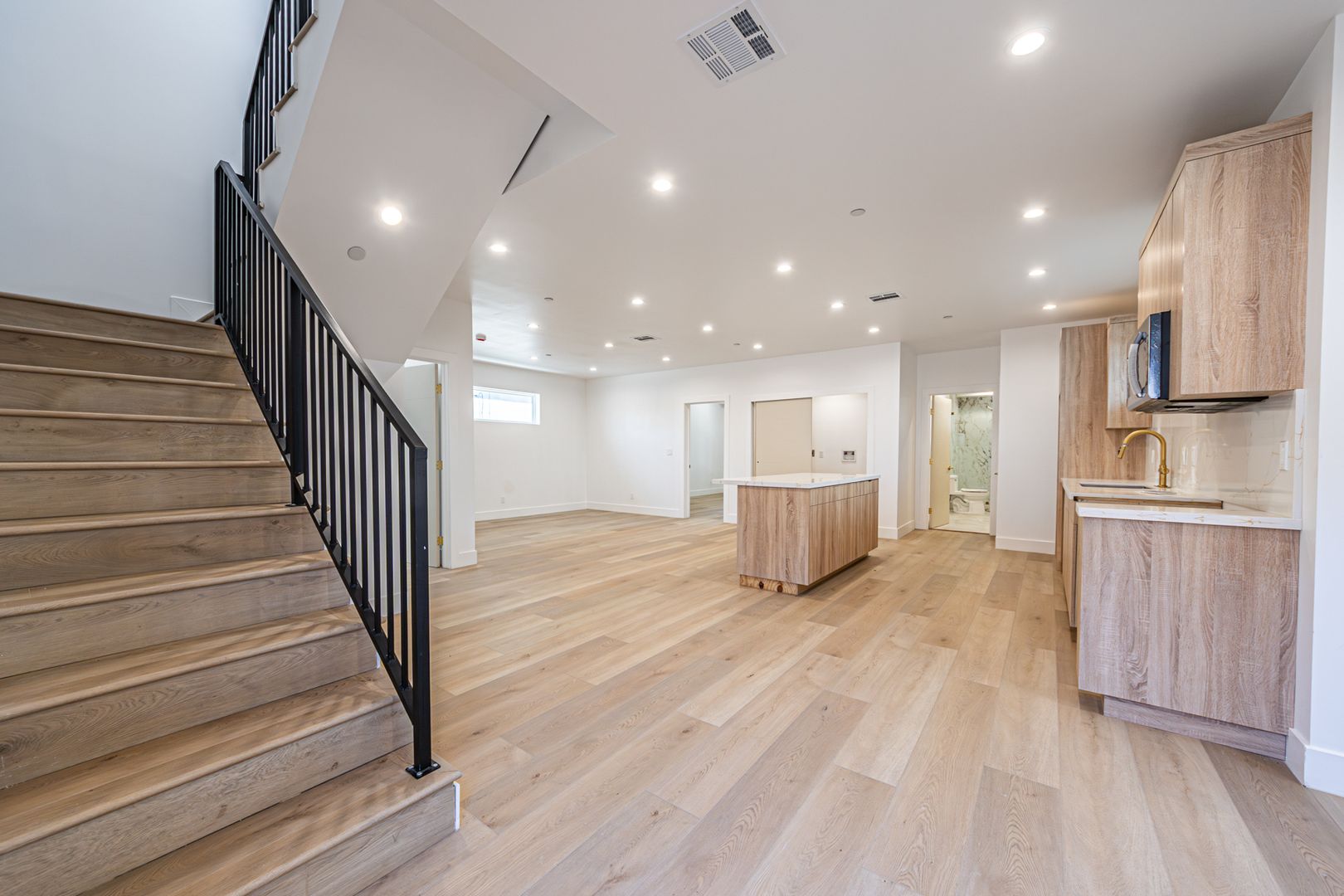 Los Angeles Apartment: 240 N Dillon St