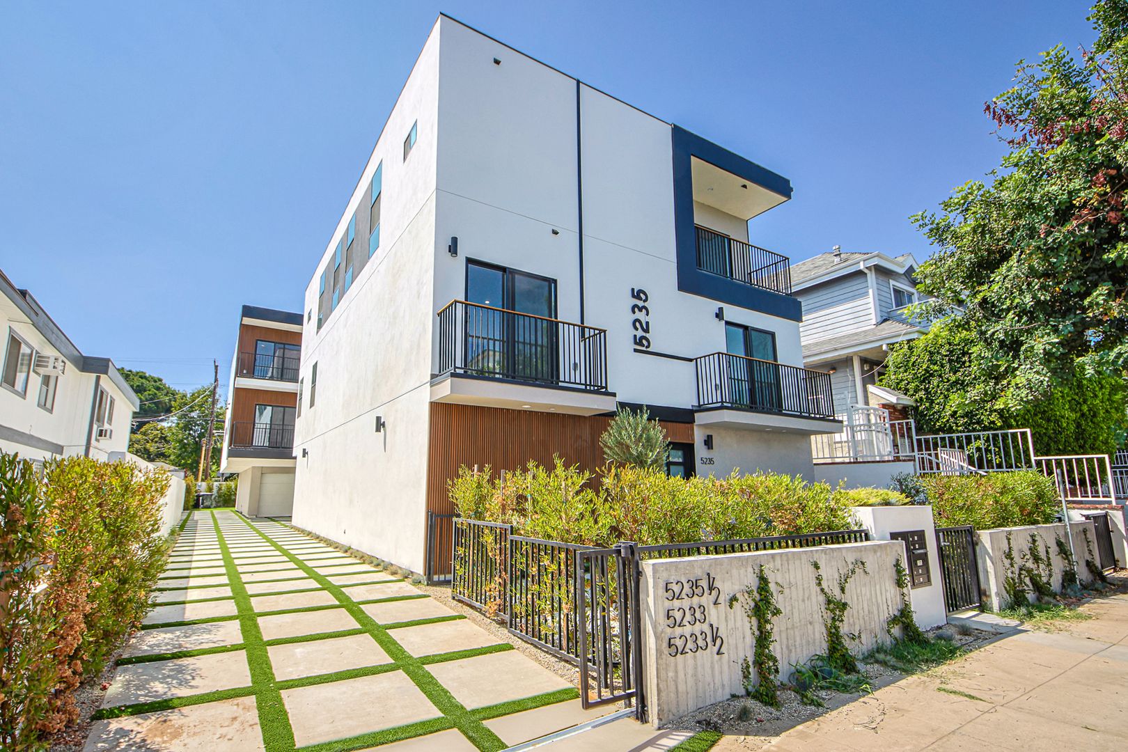 North Hollywood Apartment: 5233 Satsuma Ave