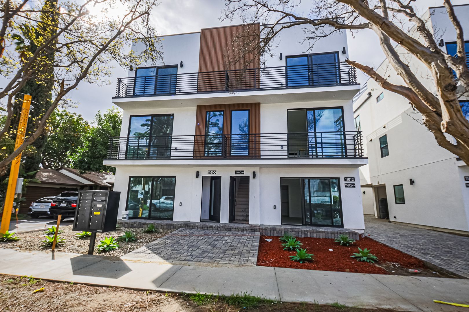 North Hollywood Apartment: 11814 Gilmore St