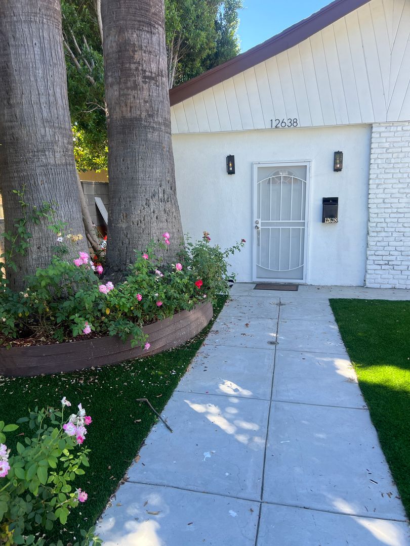 Valley Glen Apartment: 12640 Bessemer St