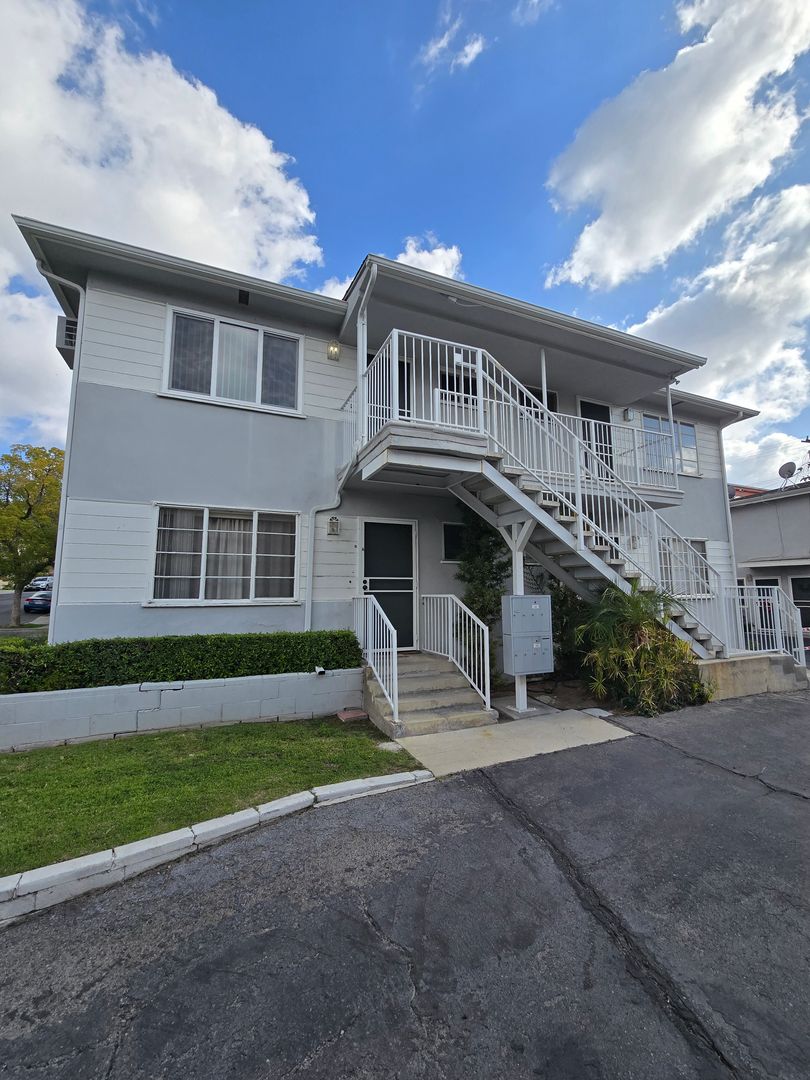 Burbank Apartment: 500-502 E Cypress Ave
