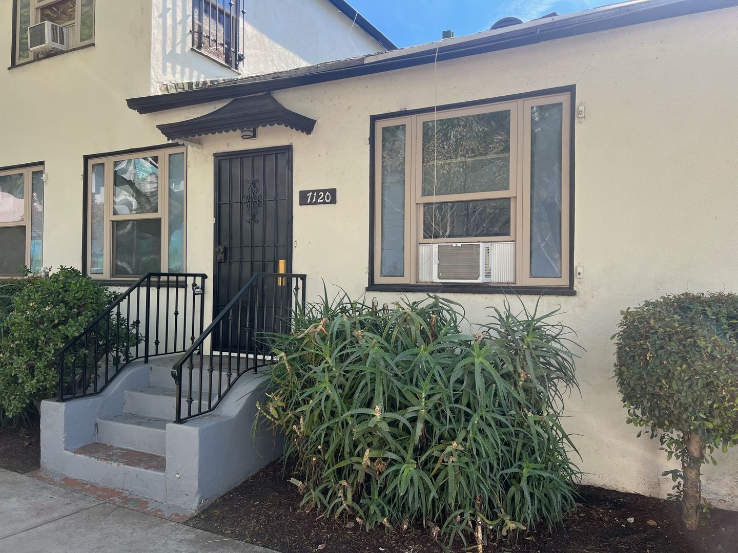 Los Angeles Apartment: 7118 Willoughby Ave