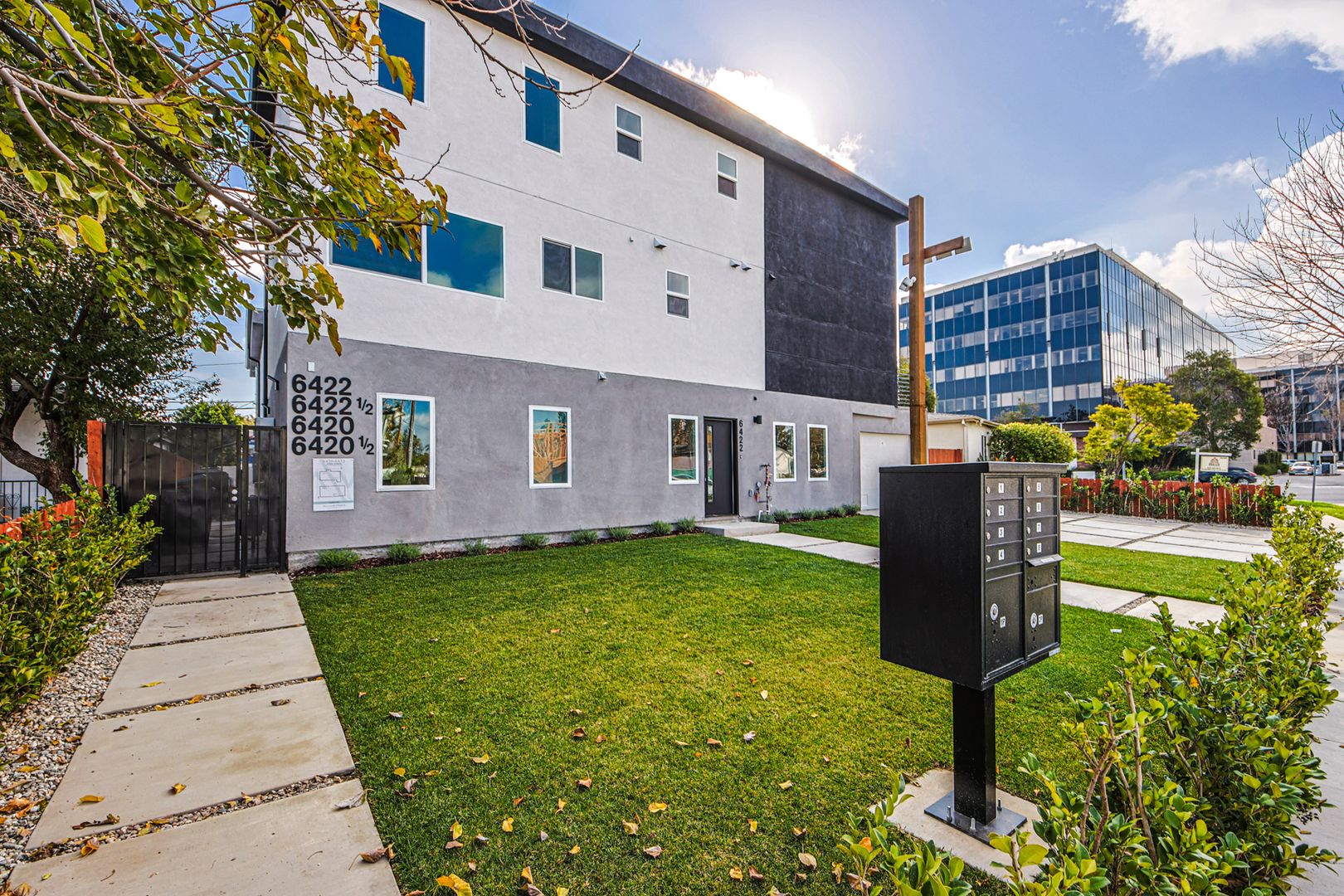 Woodland Hills Apartment: 6422 Hanna Ave