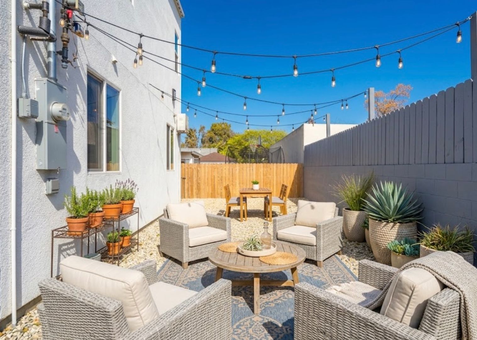 North Hollywood Apartment: 5142 Riverton Ave