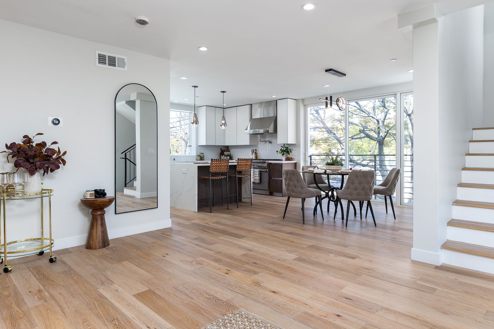 Los Angeles Apartment: 2820 Rowena Ave