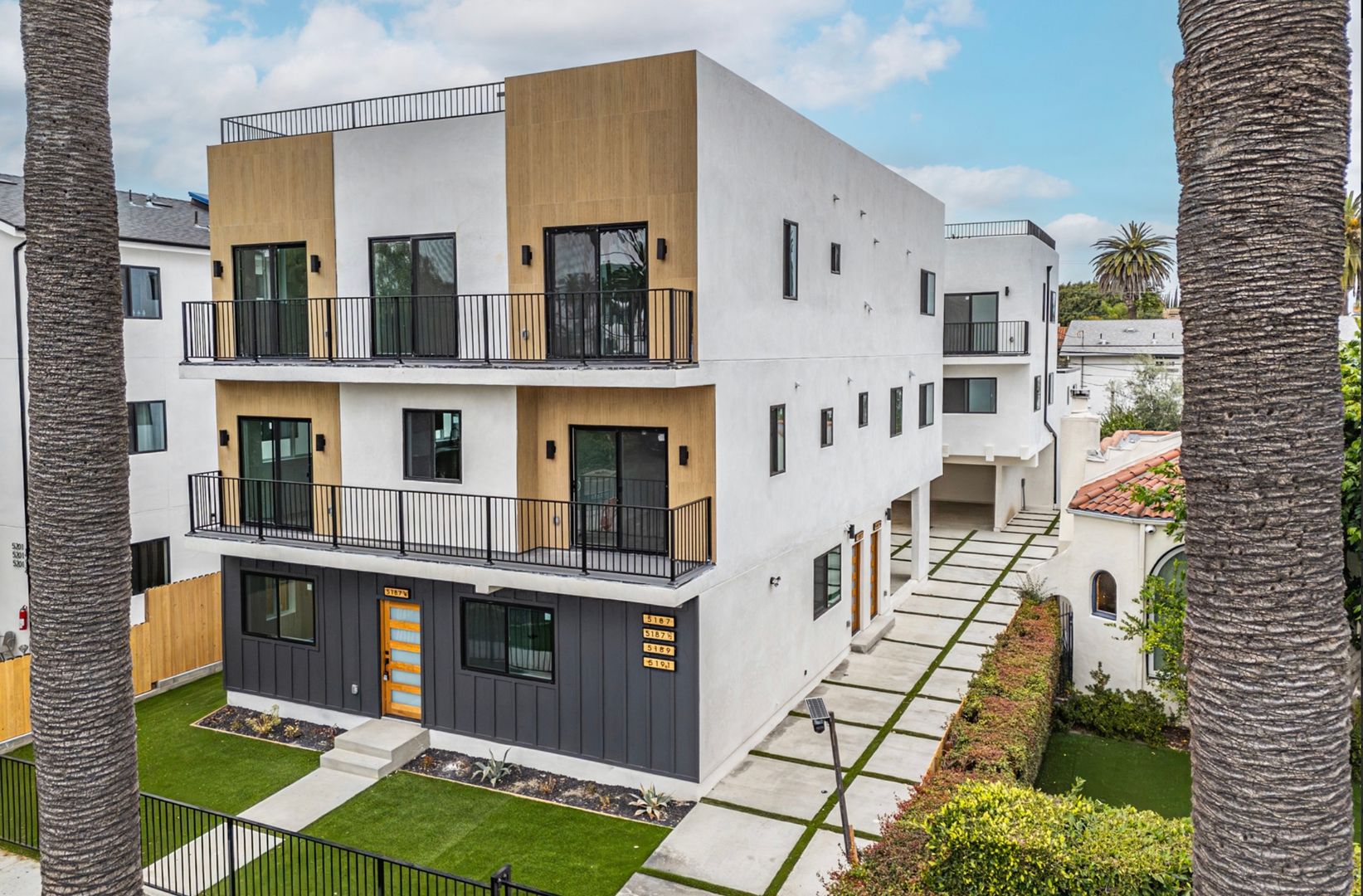 Los Angeles Apartment: 5187 W 21st St