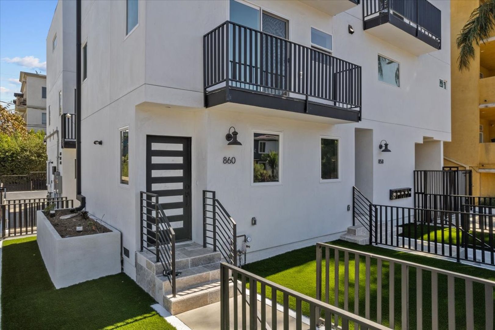 Los Angeles Apartment: 860 N Hudson