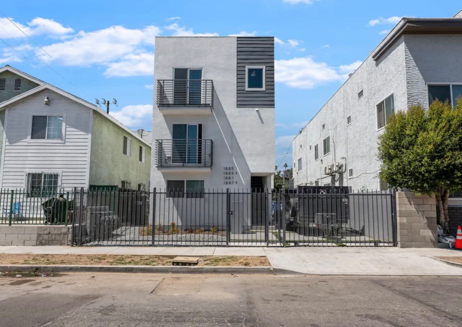 Los Angeles Apartment: 1885 W 20th St