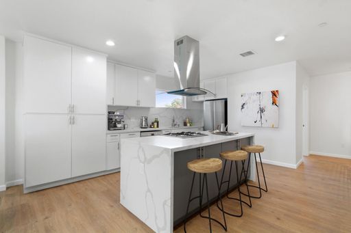 HUGE 4 BED TOWNHOME IN MID-CITY/WEST ADAMS-ONE MONTH FREE – photo 1