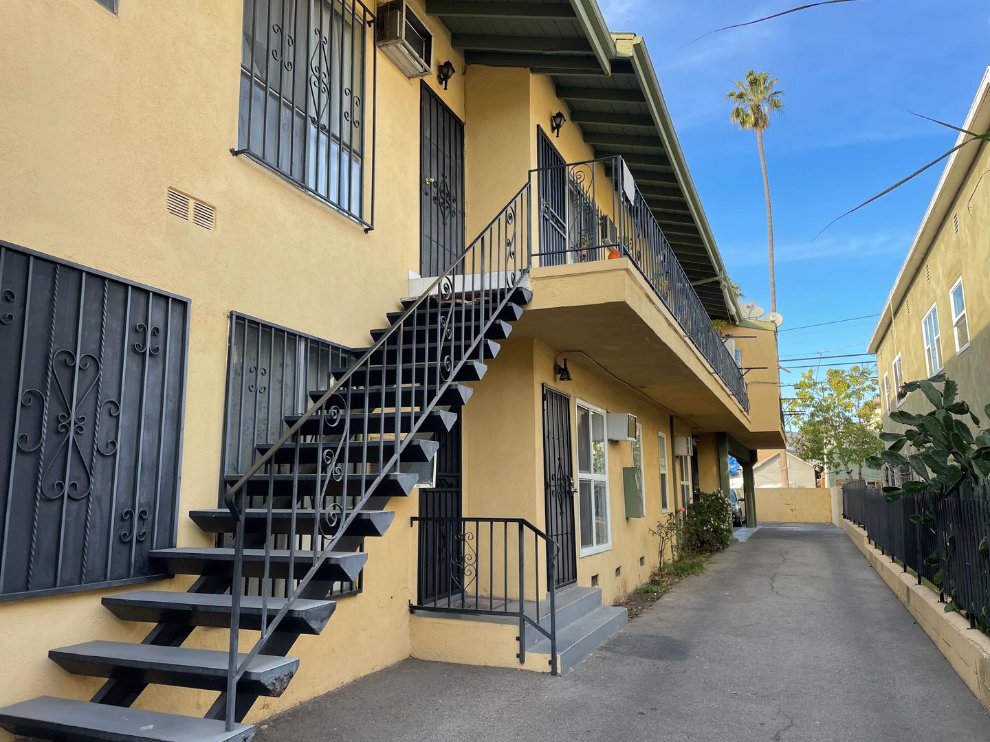 Los Angeles Apartment: 5753 Lexington Ave