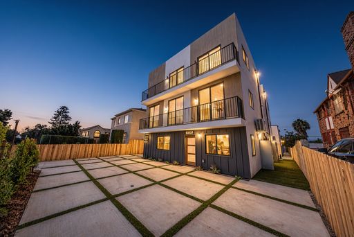 Gorgeous Front Facing 3 Bed/3Bath Townhome in Prime Location-ONE MONTH FREE – photo 1