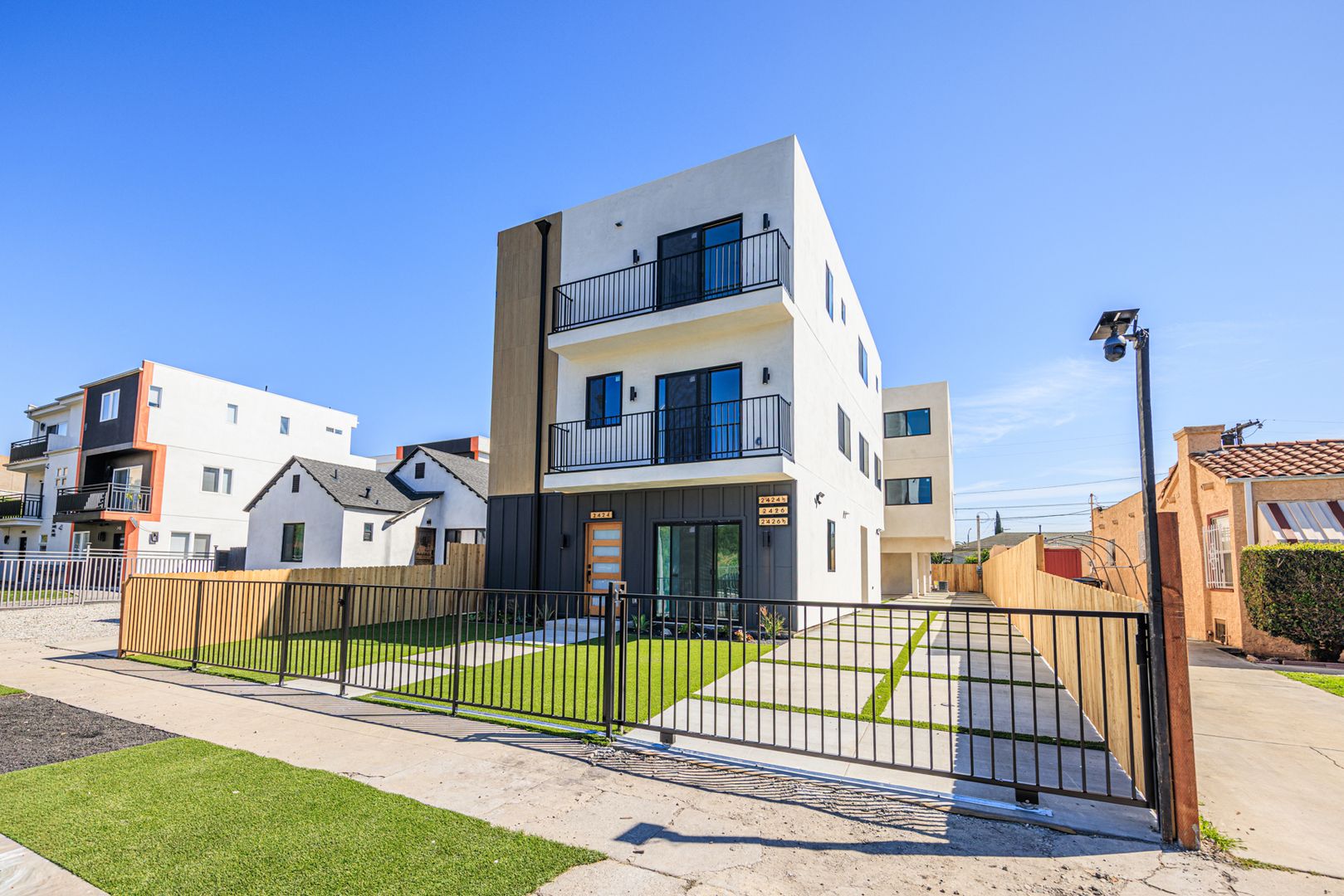 Los Angeles Apartment: 2424 Westview Dr